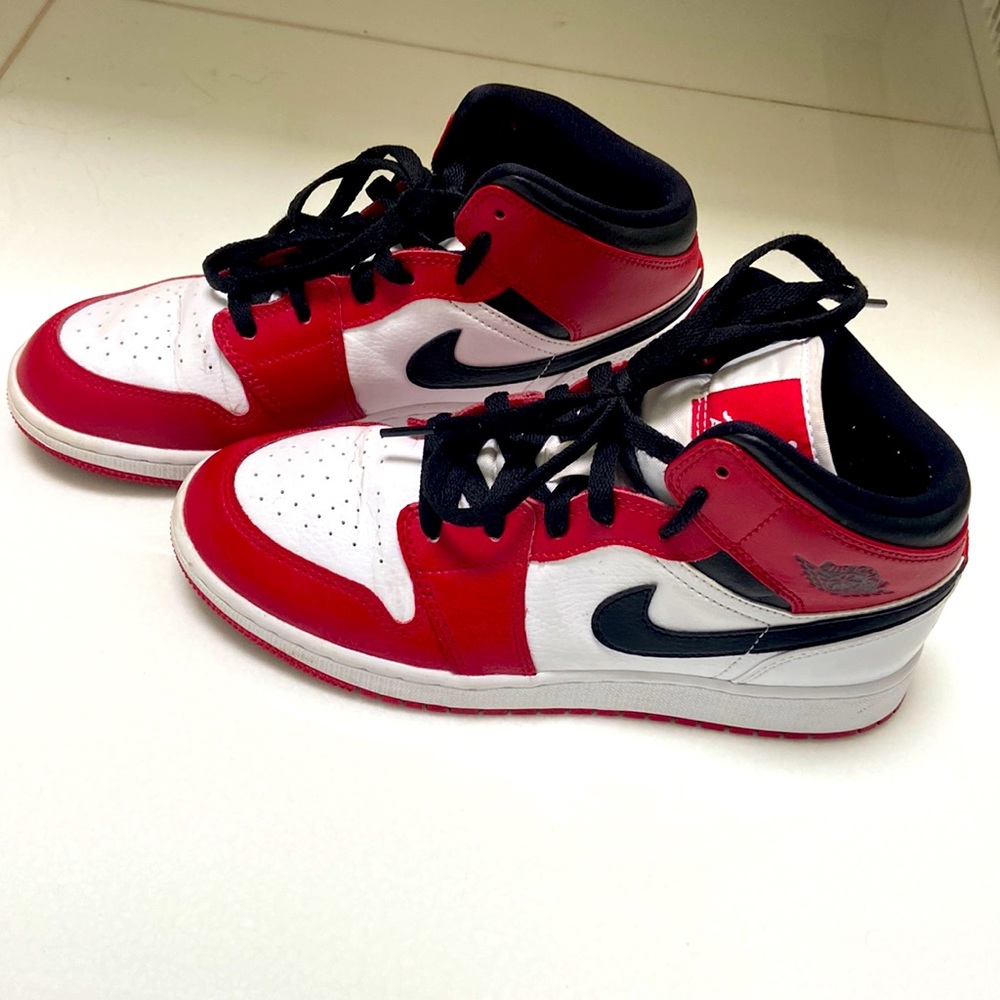 Jordan 1 Mid Chicago
